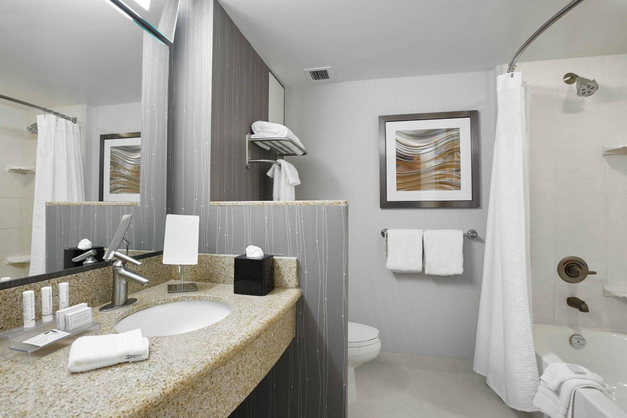 Courtyard By Marriott Toronto Brampton Hotel Екстериор снимка